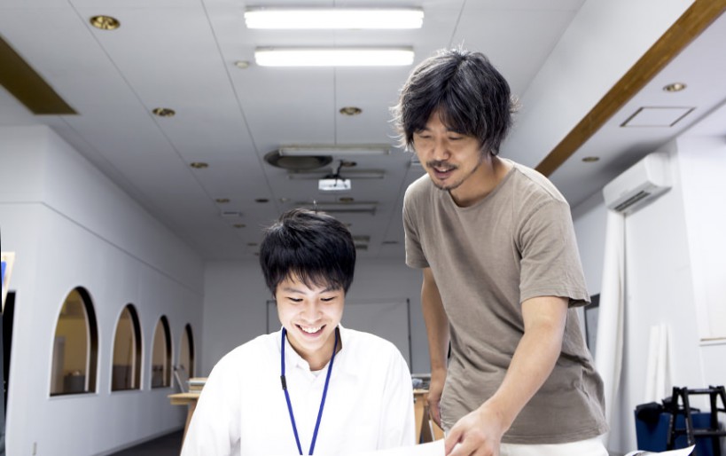 益田工房本社にてインターン生に手ほどきする代表洪