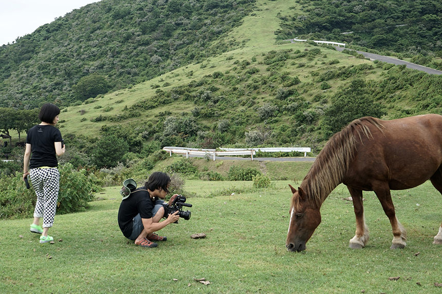 隠岐の島で馬の写真を撮る代表洪