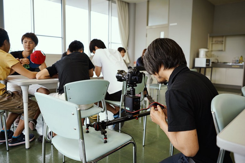 学校で撮影する代表洪