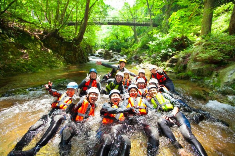 匹見川で島根県立大学の学生たちとシャワークライミングを楽しむ檜谷邦茂