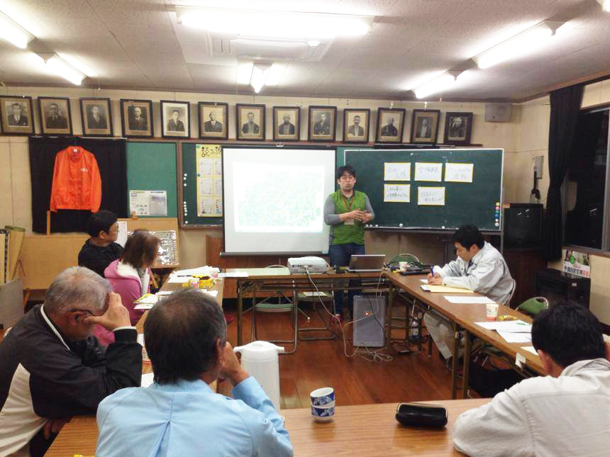 吉賀町で住民のみなさんと地域づくりの会儀。地域分析結果などを紹介し会議をファシリテートする檜谷邦茂