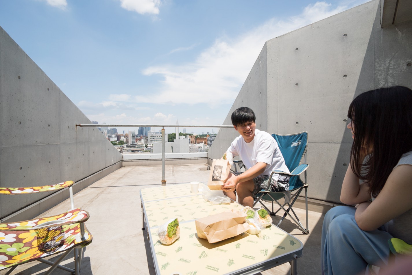 屋上でピクニックランチ 株式会社益田工房 島根県益田市 東京都渋谷区に拠点を置くデザイン会社