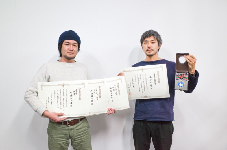 こなれた表情の洪と、緊張の面持ちの桑原