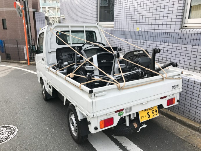 軽トラの2台に積まれたワークチェアたち