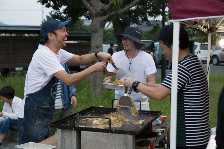 手伝っている風を装う桑原。