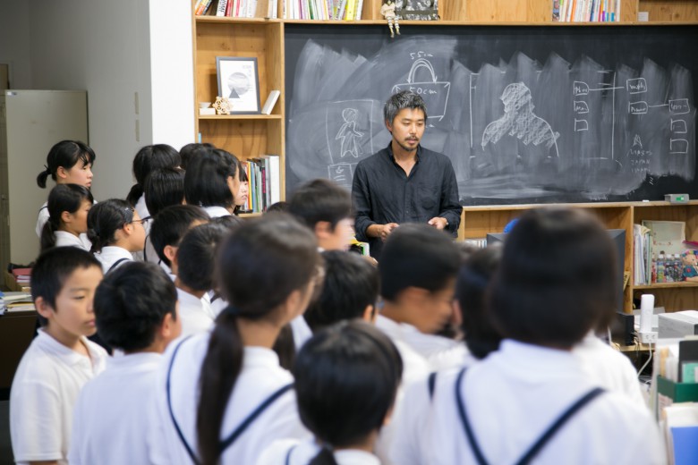 益田工房にて洪昌督が「Masuda no Hito（ますだのひと）」の一人として話す様子