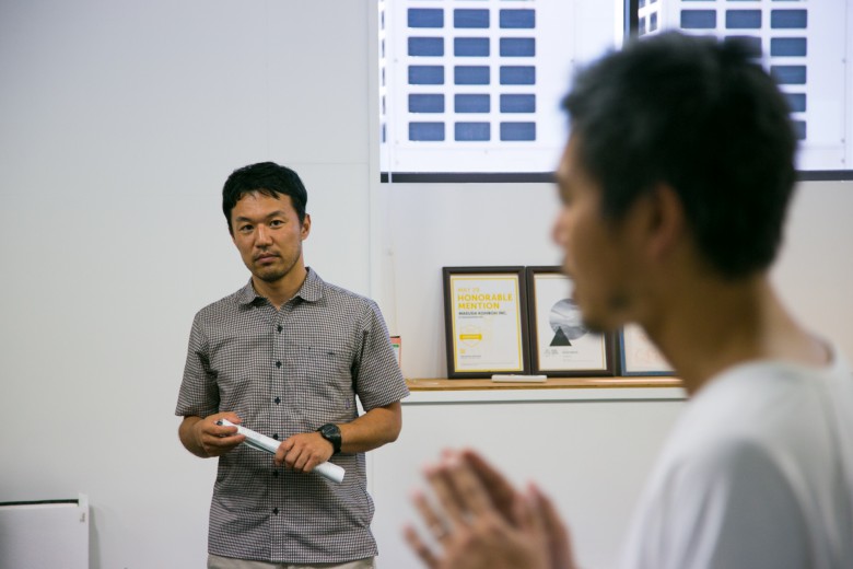 益田工房本社にて学生に話をする代表洪