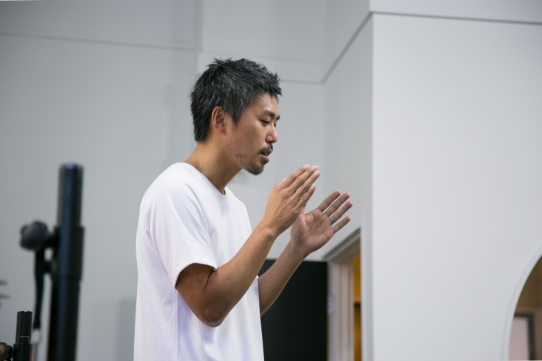 益田工房本社にて学生に話をする代表洪