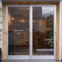 玄関にカッティングシールを貼りました