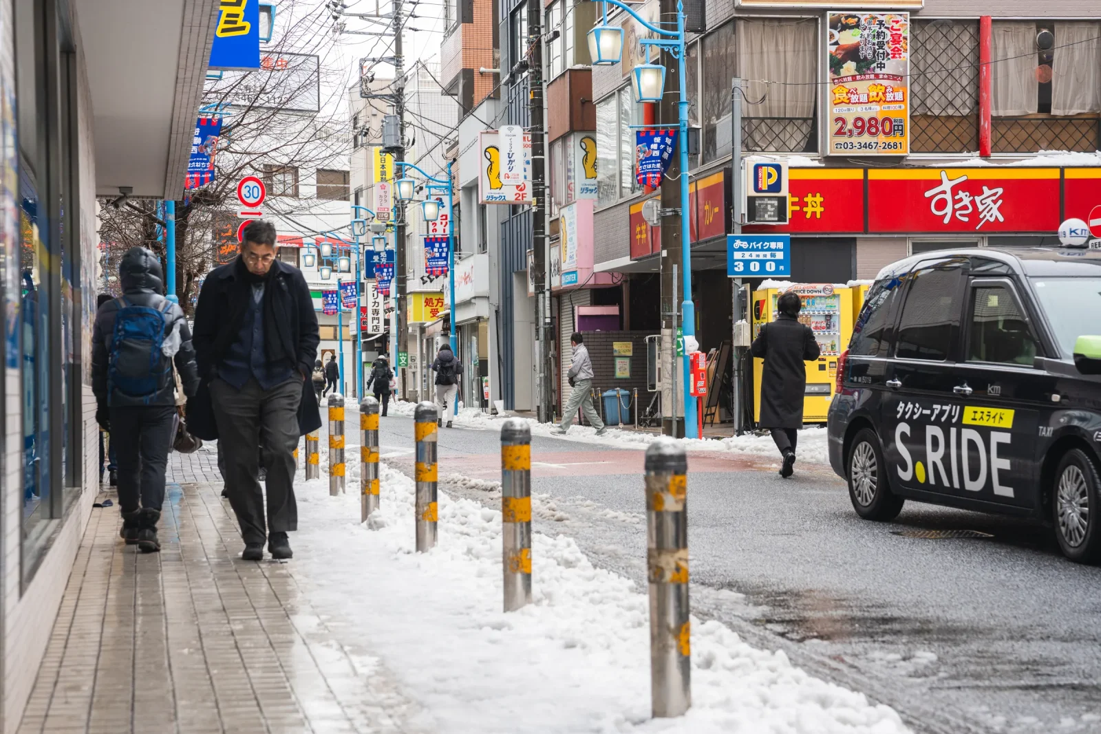 幡ヶ谷駅前