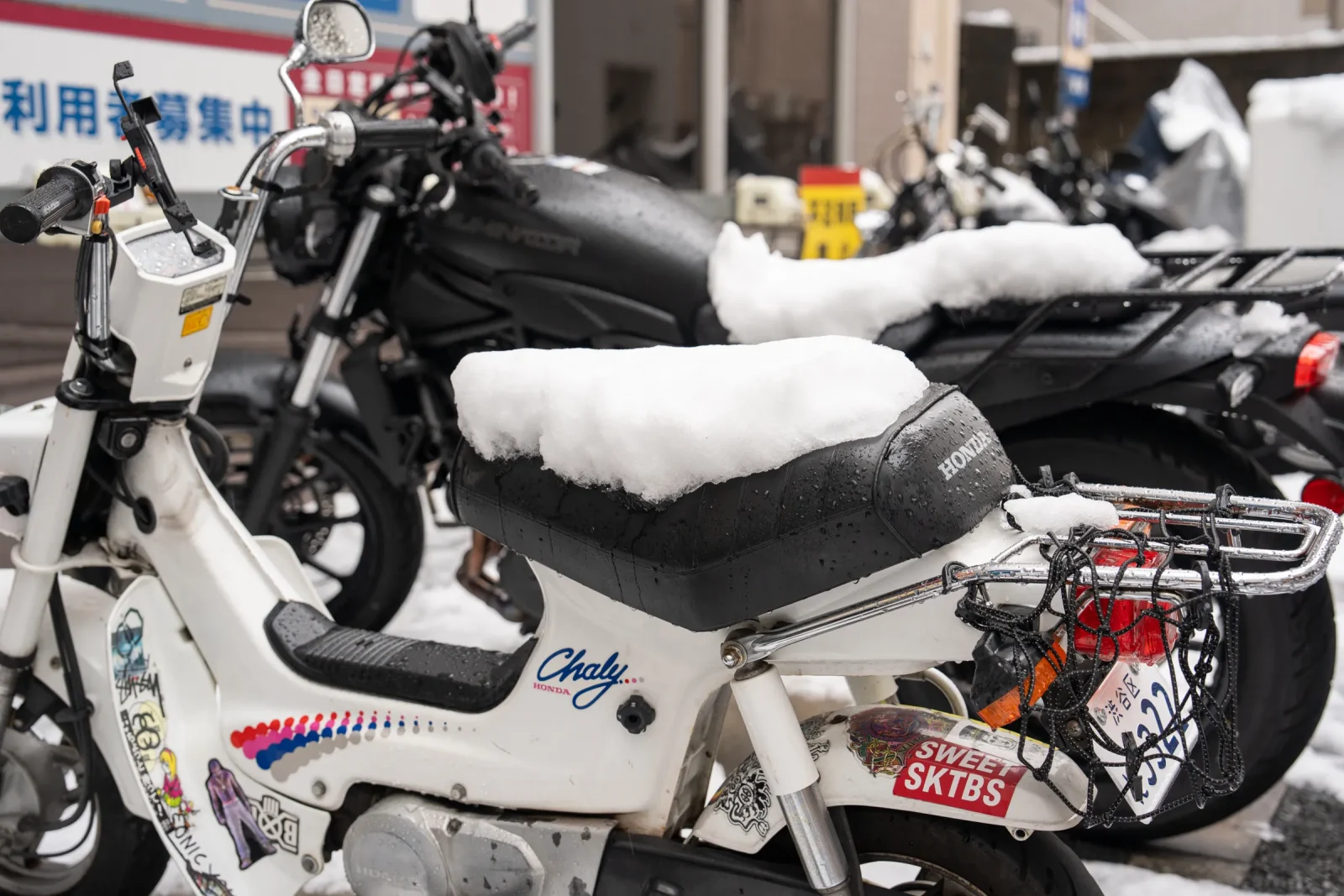 バイクのサドルに積もる雪
